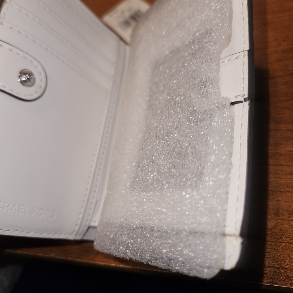 Michael Kors White Wallet - Picture 5 of 5